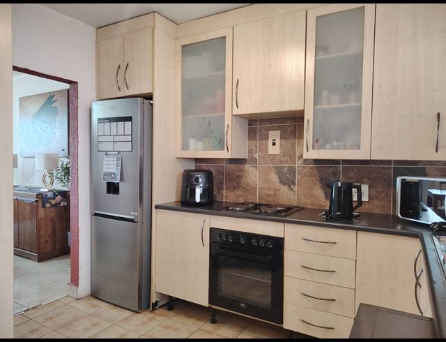 2 BEDROOM APARTMENT FOR SALE IN HALFWAY HOUSE